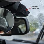 Czujnik deszczu i warstwa żelu optycznego przy przedniej szybie samochodu